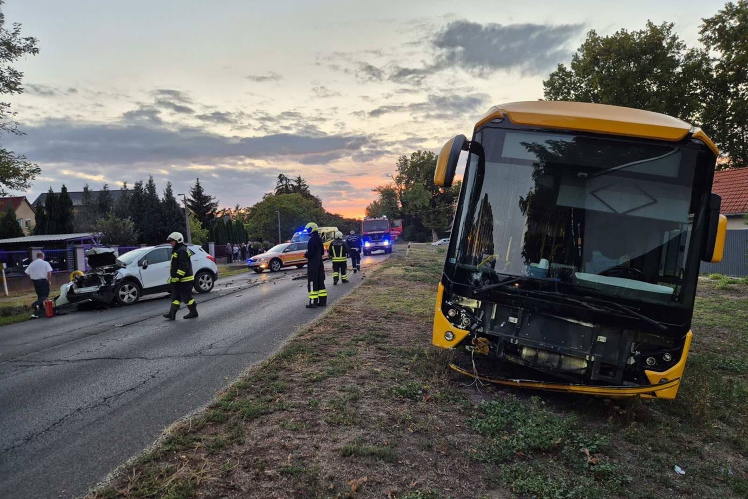 Balatonszemesnél rosszul lett a buszsofőr, a frontális ütközésnek nem volt halálos áldozata