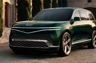 A Genesis GV90 OLED műszerfala álló helyzetben nagyobb felületű, mint vezetés közben