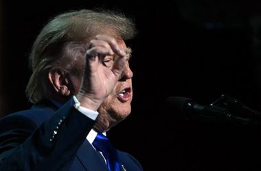 Donald Trump kedden megállapodott a legnagyobb amerikai techvállalatokkal az AI ellenőrzéséről