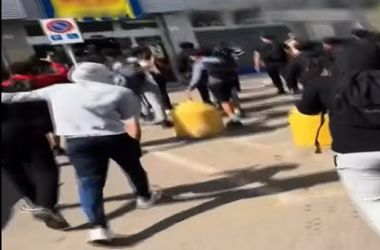 Modenában iskoláskorú kamaszok fosztottak ki egy szupermarketet