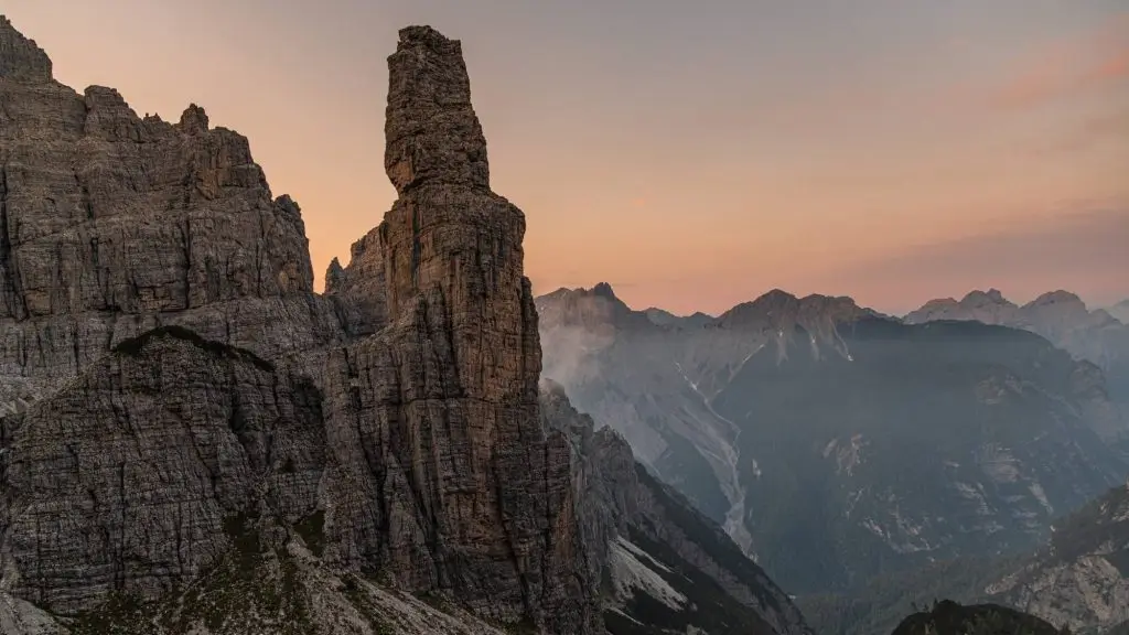 Tehetetlenül lógó hegymászót hoztak le veszélyes mentéssel a Dolomitokban