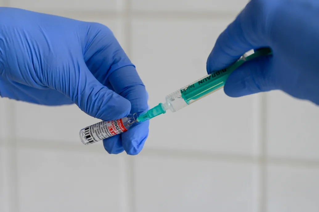 Magyar kutatók szerint várandósság alatt is érdemes felvenni a Covid- és influenzaoltást