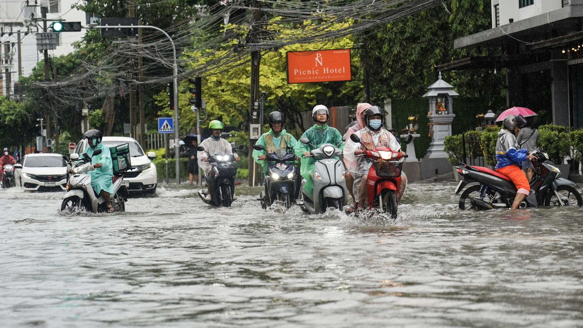 Bangkok több részén vasárnap visszahúzódott az árvíz, de újabb esőket várnak