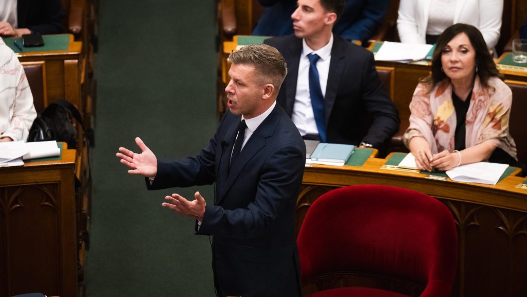 Az Országgyűlés arról szavaz, hogy a karácsony alkalmatlan a munkavégzésre