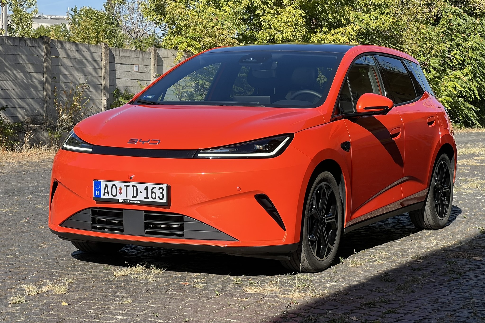 A BYD tölthető kisautója városi villanyautóként nagyon élhető