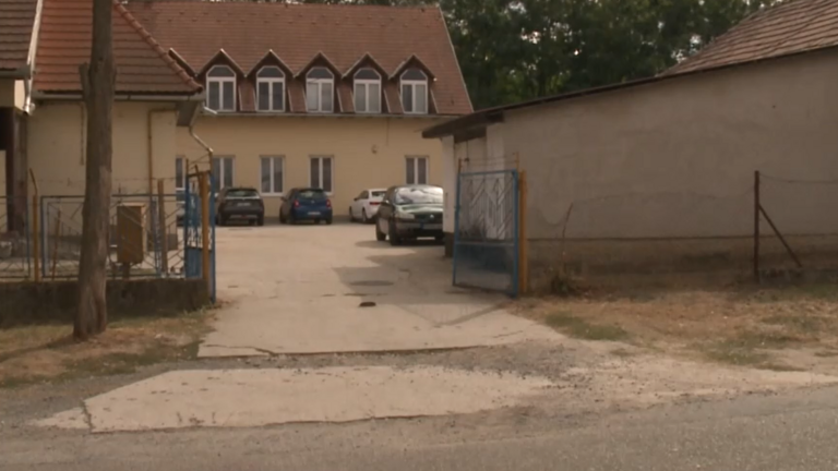 A megölt taktakenézi képviselő özvegye felidézte, hogyan simogatta férje kezét