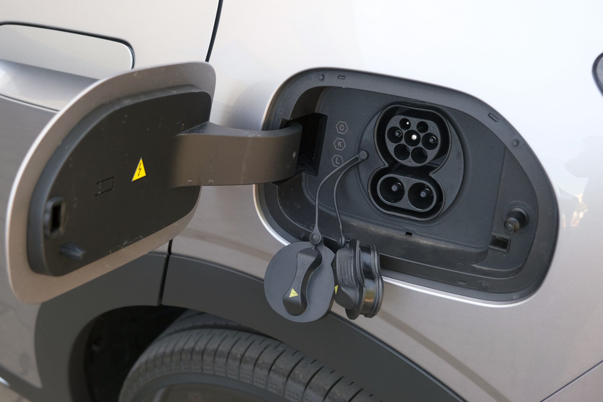 A Geely bemutatta 2250 kW-os, kilenc perc alatti töltést ígérő gyorstöltőjét