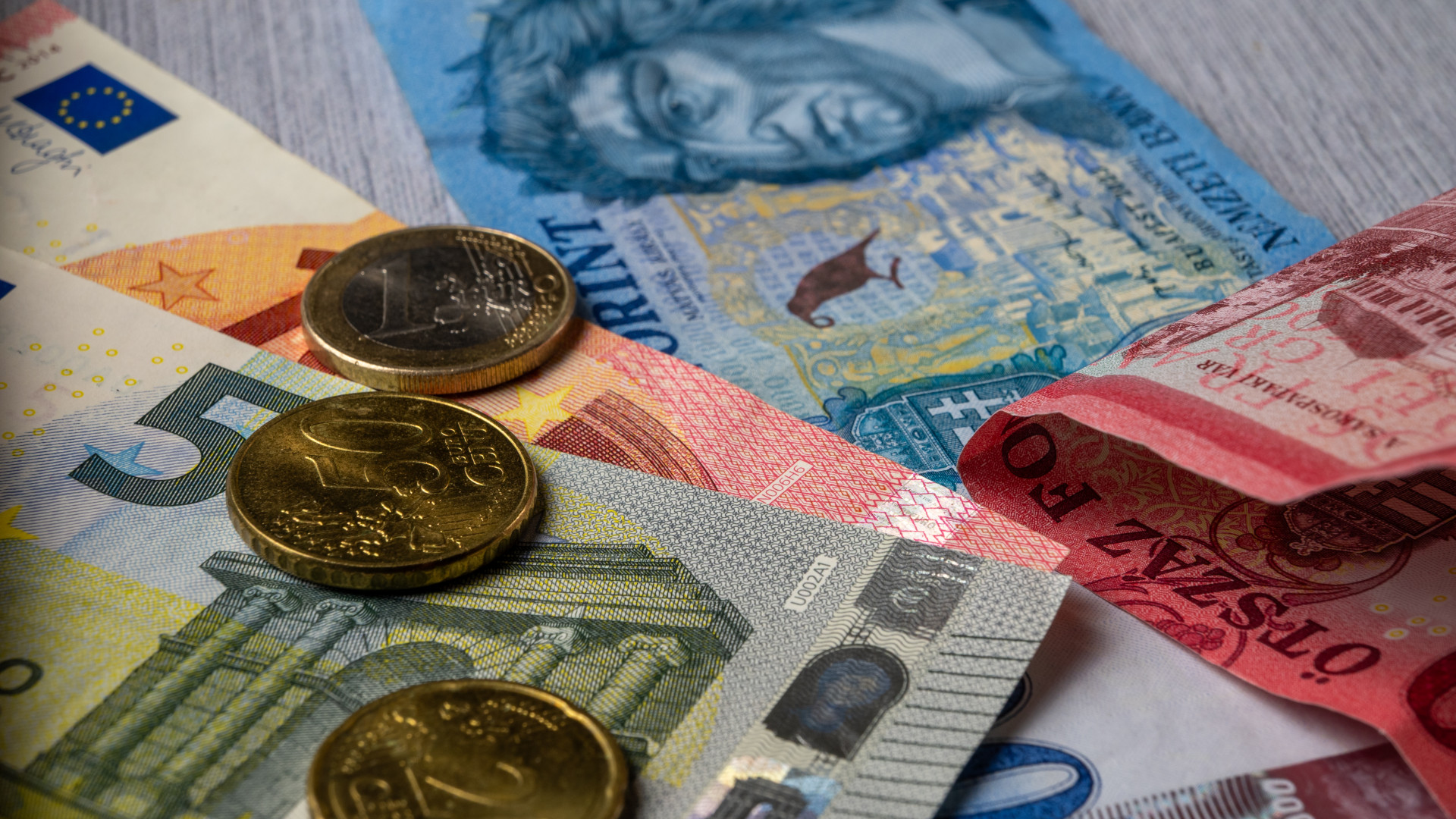 A dollár kéthavi csúcsa közelében jár, nyomás alatt maradhat a forint