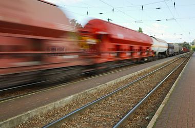 Rákoson kisiklott egy veszélyes anyagot szállító vonat több kocsija, áll a forgalom