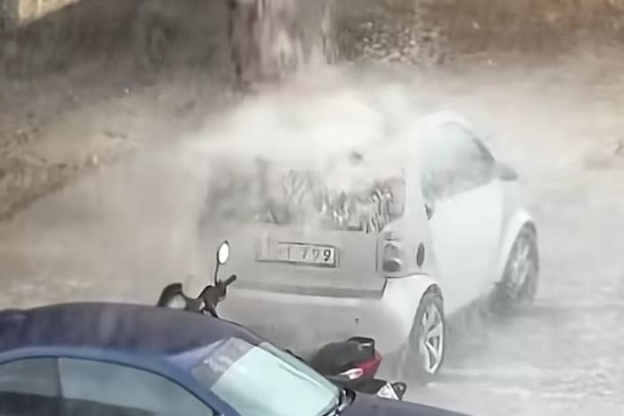 Máltán 120 napig esett az eső, egy Smart nem kívánt autómosást kapott
