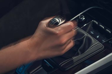 A Porsche szimulált kézi váltást vezethet be benzines és elektromos autóiba