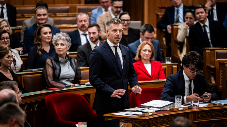 Török Gábor szerint kellemetlen, hogy a miniszterelnök ilyen nevekkel szerepel egy címlapon