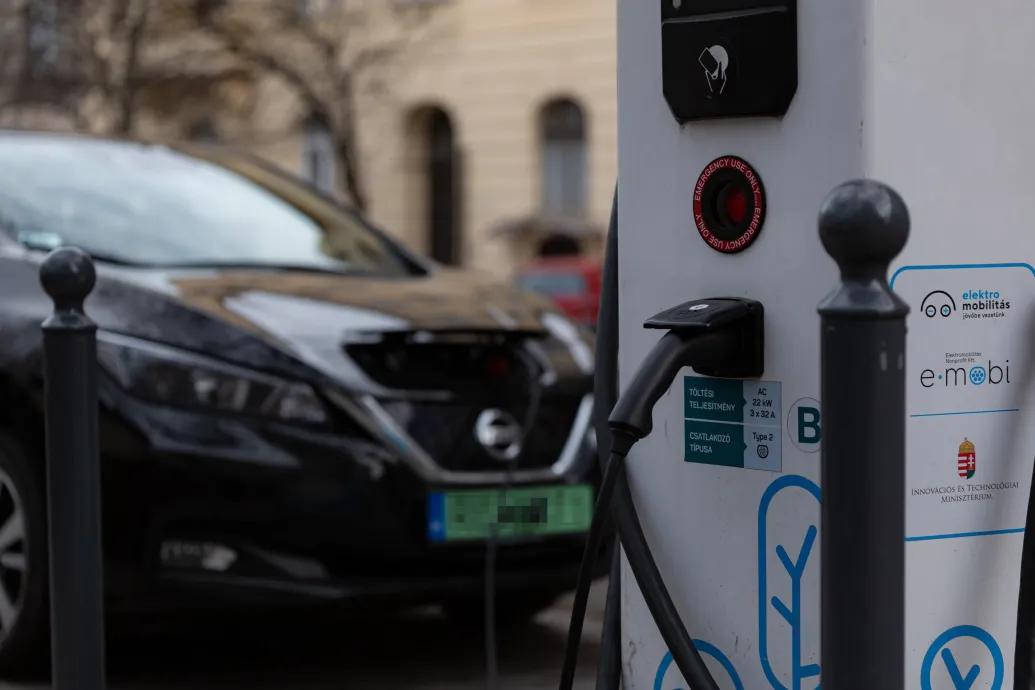A budapesti közgyűlés egy évvel eltolta a két tonnánál nehezebb autók kétszeres parkolási díját