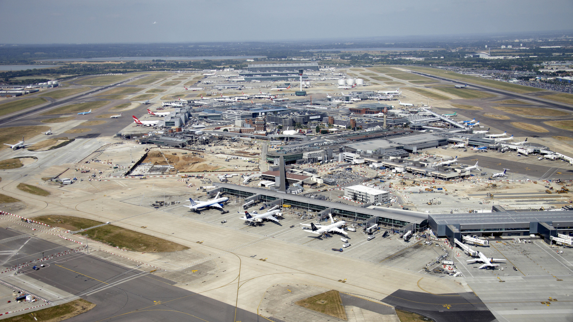 A londoni Heathrow közölte, hogy a harmadik futópálya átadása akár 2039-ig csúszhat
