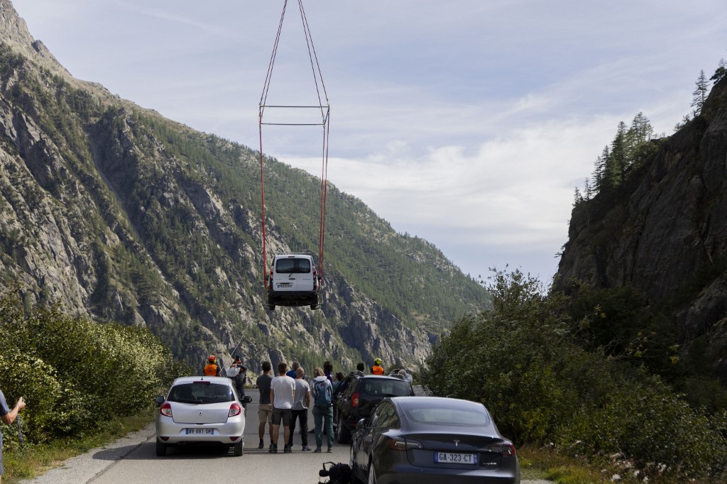 Az eltűnt út miatt helikopterrel hozták le a hegyen rekedt autókat a francia Alpokban