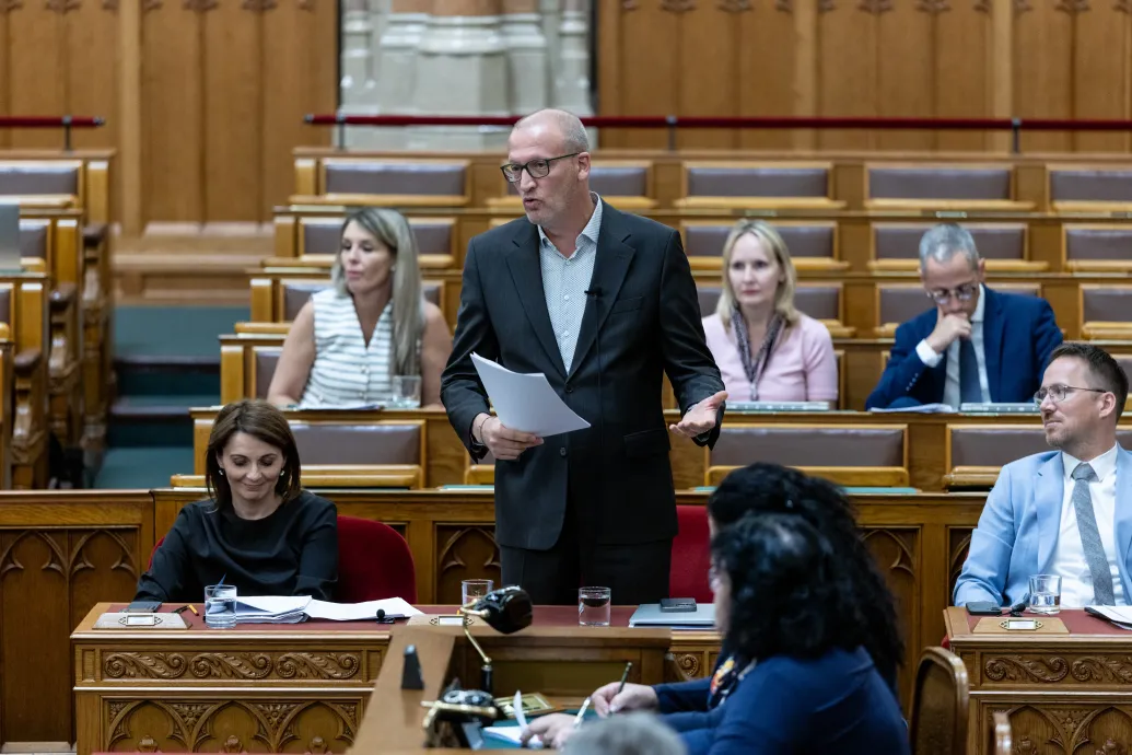 Tarr Zoltán bejelentette, hogy 2027. január 1-jével megszűnik a közgyűjteményi központ