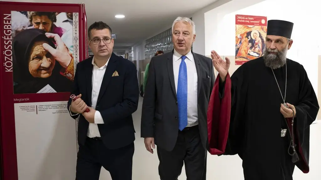 Semjén a pápa gazdasági útmutatásait várta Sesztáktól, milliárdos korrupciógyanú merült fel