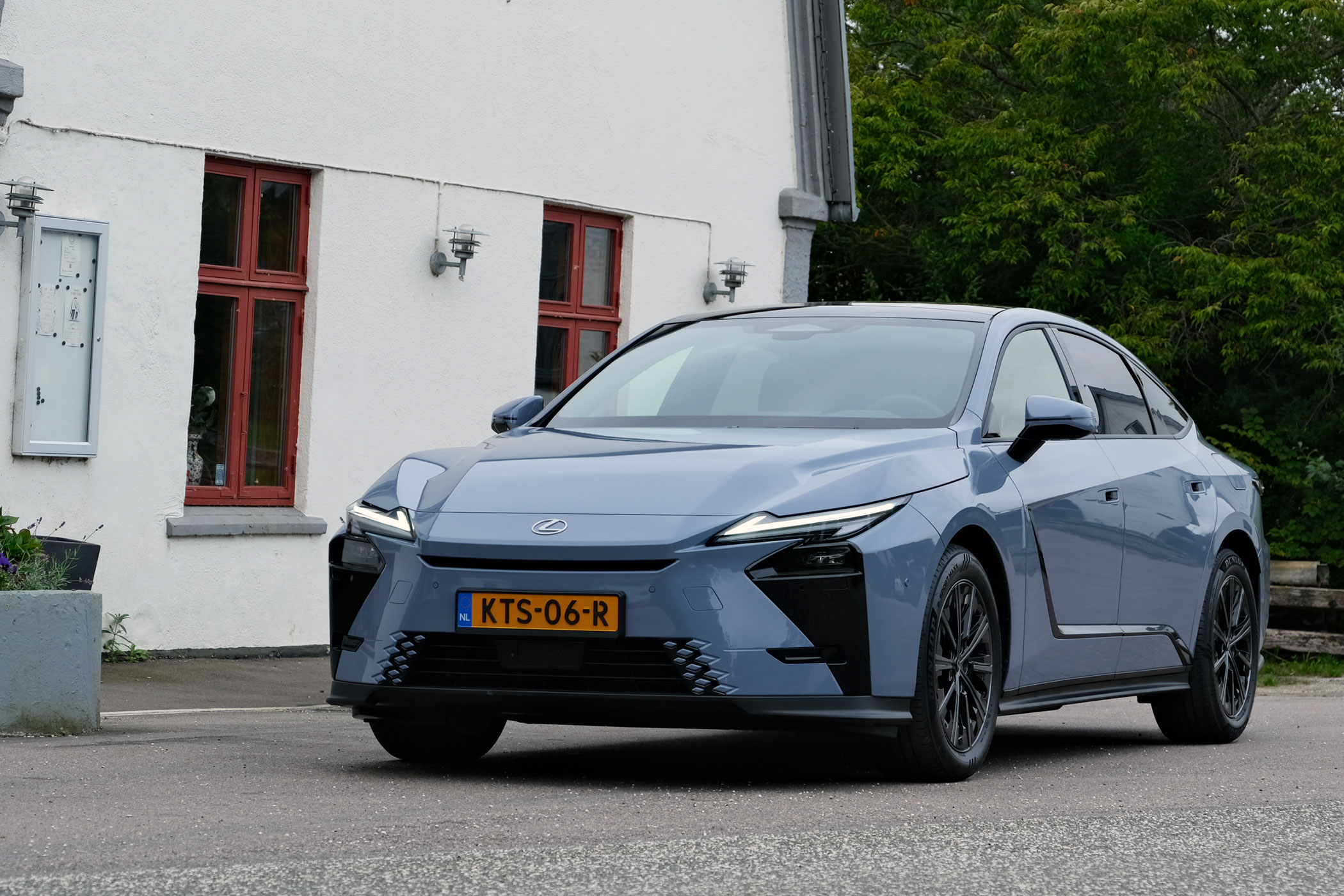 A Lexus ES nyolcadik generációs hibridje nem sportos, de jó utazóautó