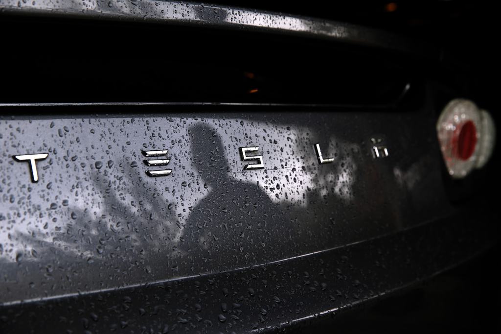 Tesla: a Roadster előrendelése újra nyitva, 15 millió forintos foglalóval