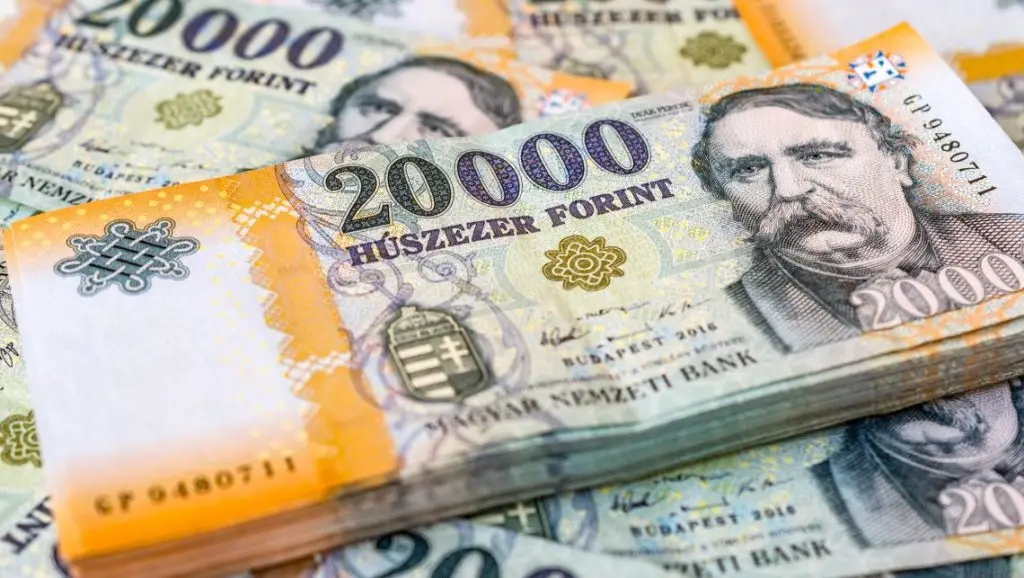 A forint péntek reggel erősödött a meghatározó devizákkal szemben