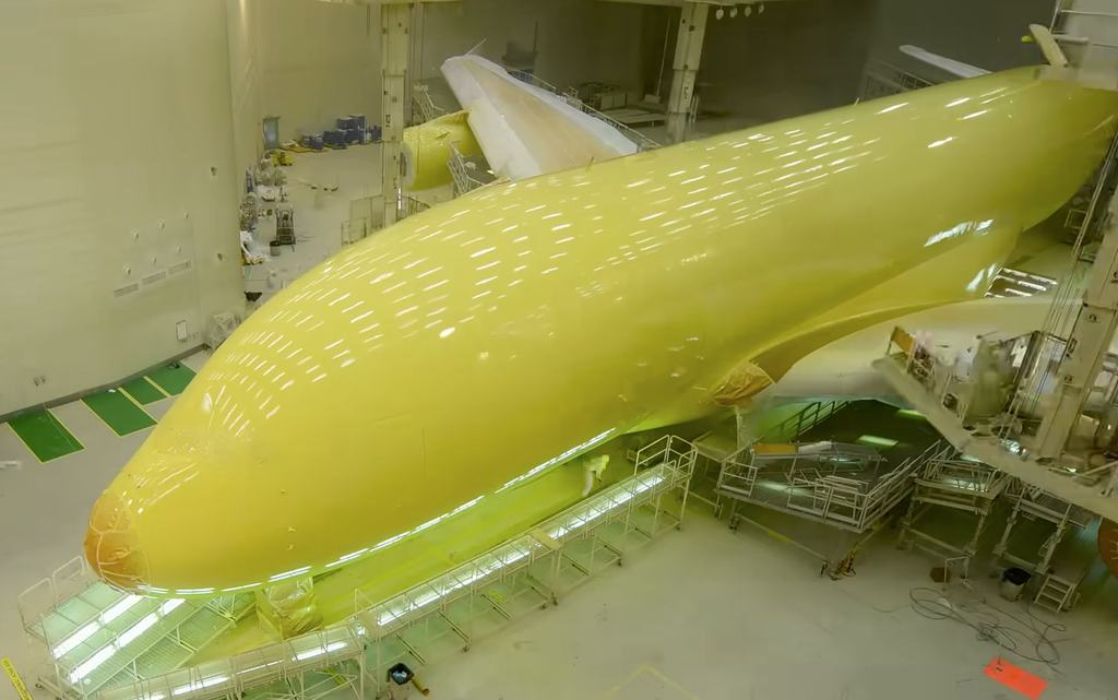 Az Airbus A380-at 1,1 tonna festékkel fényezik újra