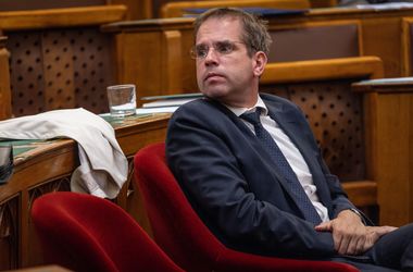Ruff Bálint tárcája feljelentést tett 455 millió forintnyi kétes megrendelés miatt