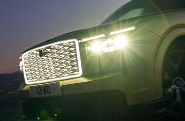 A Bentley első elektromos modellje világító hűtőráccsal érkezik