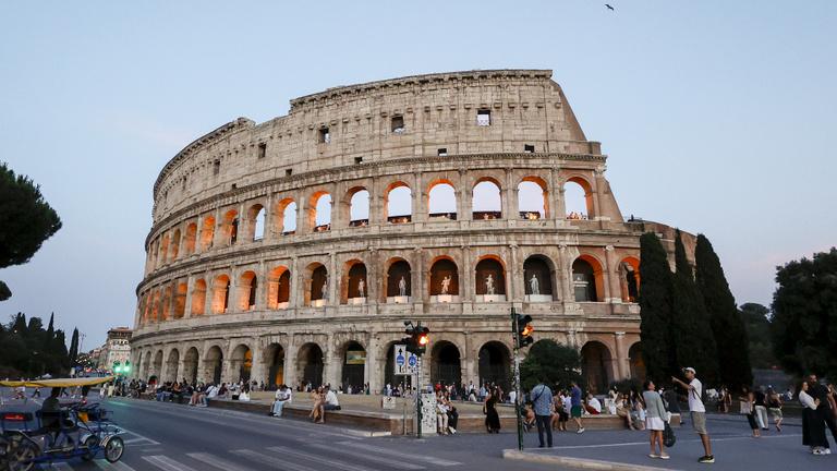 A Colosseumot lezárták, miután egy 22 éves munkás lezuhant és meghalt
