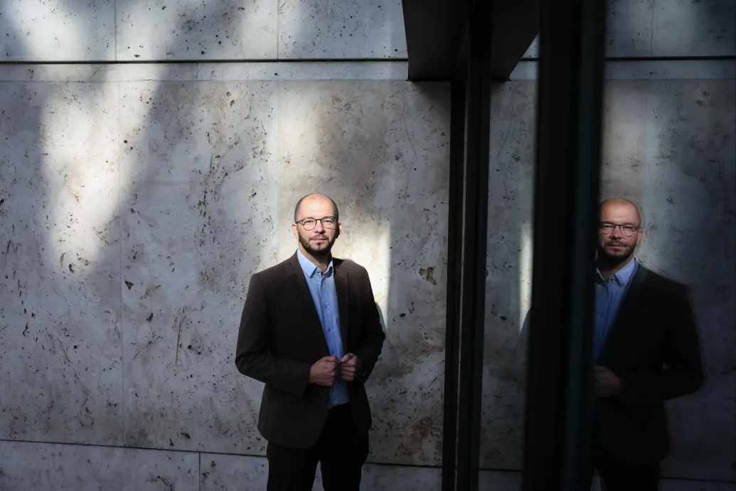 Egy civil szervezet irodára kapott pénzből jakuzzit vett és Airbnb-n hirdette a lakást