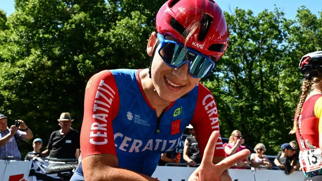 Az afgán kerékpárosnő férfinak öltözve edzett, most ezüstérmet nyert