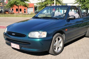 Ford Escort kabrió: nyitható tetővel és kevesebb mint 8 000 kilométerrel