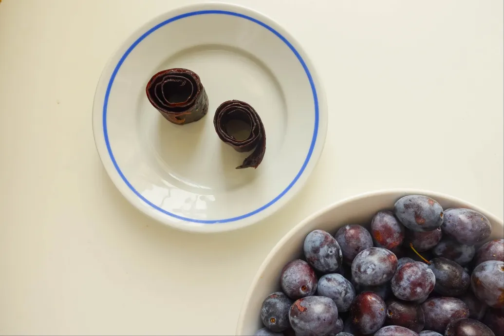 A gyümölcsbőr csak gyümölcsből készül, és elkészítése inkább technikai bravúr, mint recept