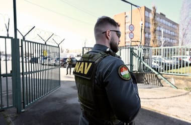 A NAV meneszti bűnügyi igazgatóját és helyettesét