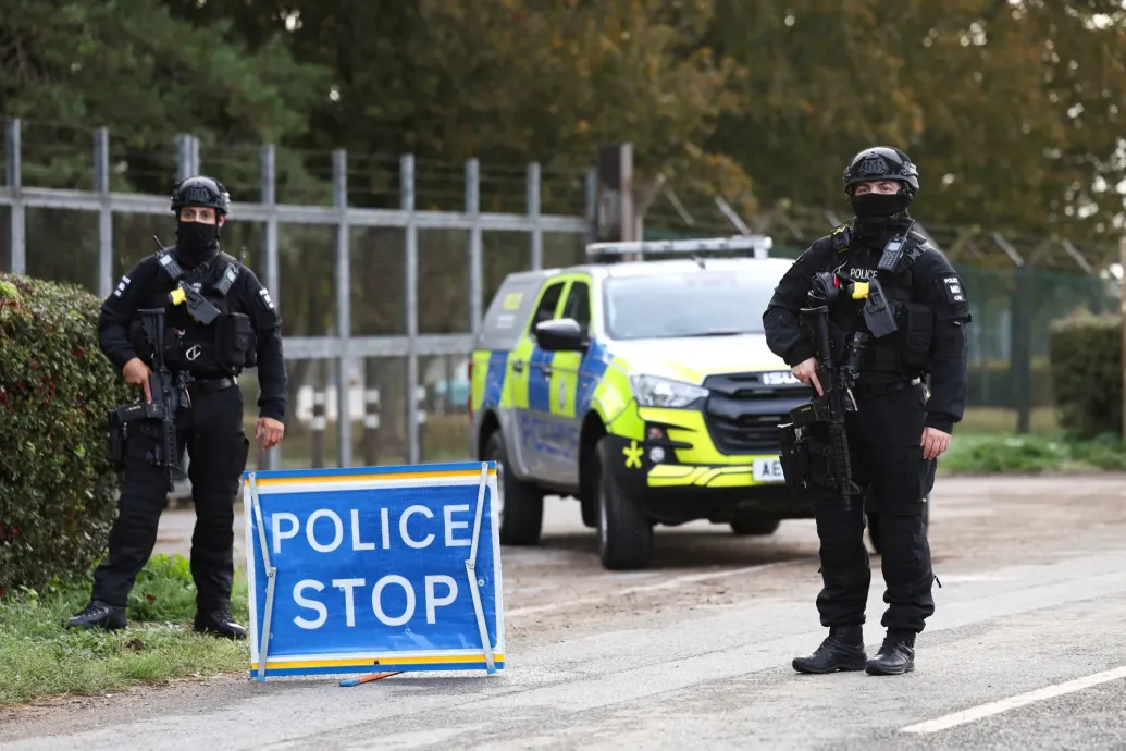 Öt férfit vettek őrizetbe terrorcselekmény gyanújával egy brit légibázis közelében