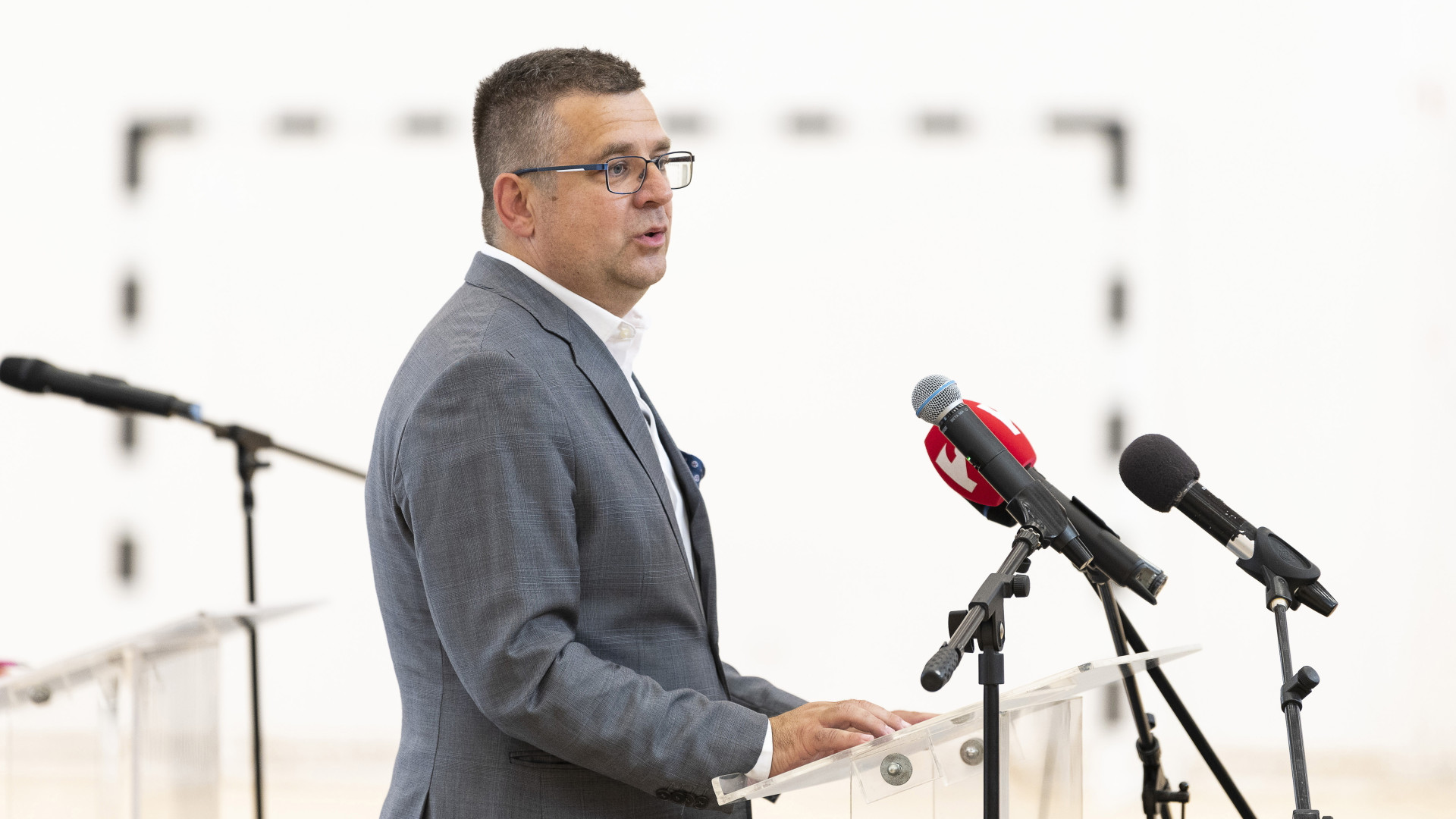 Seszták Miklós: több milliárd forint jogtalan előny gyanúja miatt vették őrizetbe