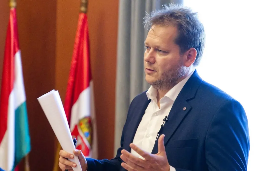Szociális bérlakásban lakik a többmilliós fizetésű kecskeméti fideszes alpolgármester