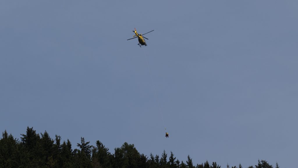 Kizuhant az ablakon egy másfél éves kislány Kiskunhalason, mentőhelikoptert riasztottak
