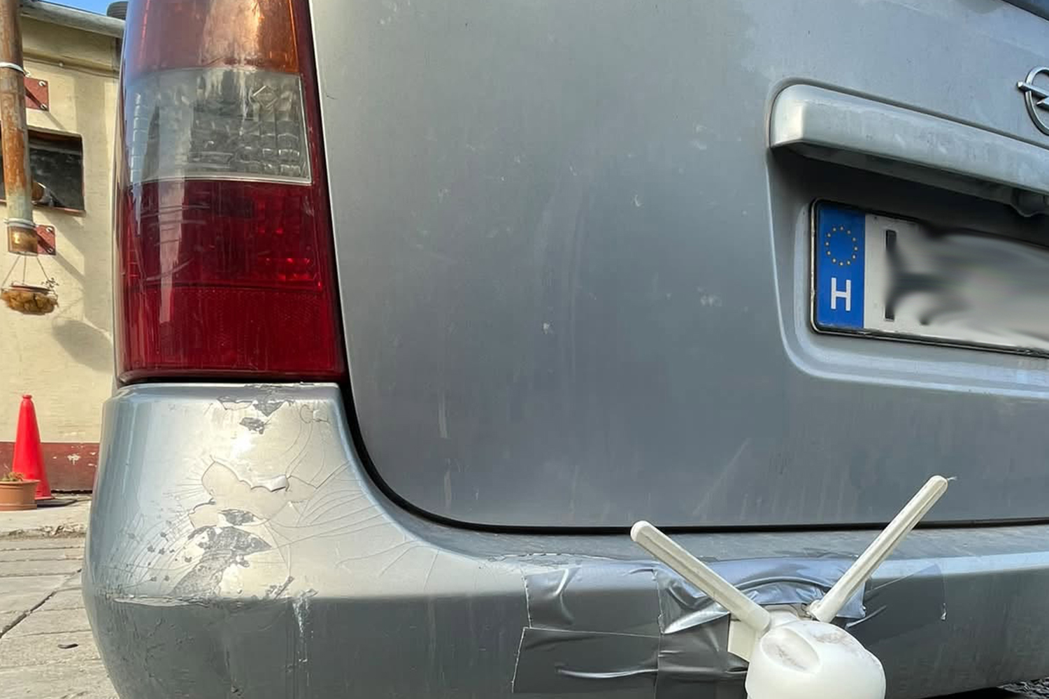 Az Opel lökhárítójára utólag ragasztottak tolatókameraként szolgáló biztonsági kamerát