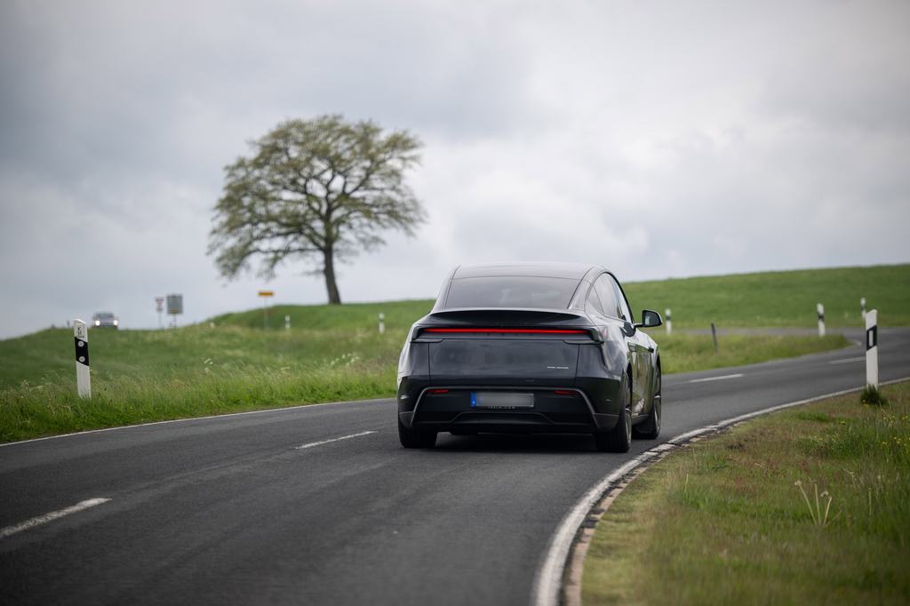Egy belga teszt szerint a Tesla önvezető rendszere nem ismeri fel a 30-as táblát