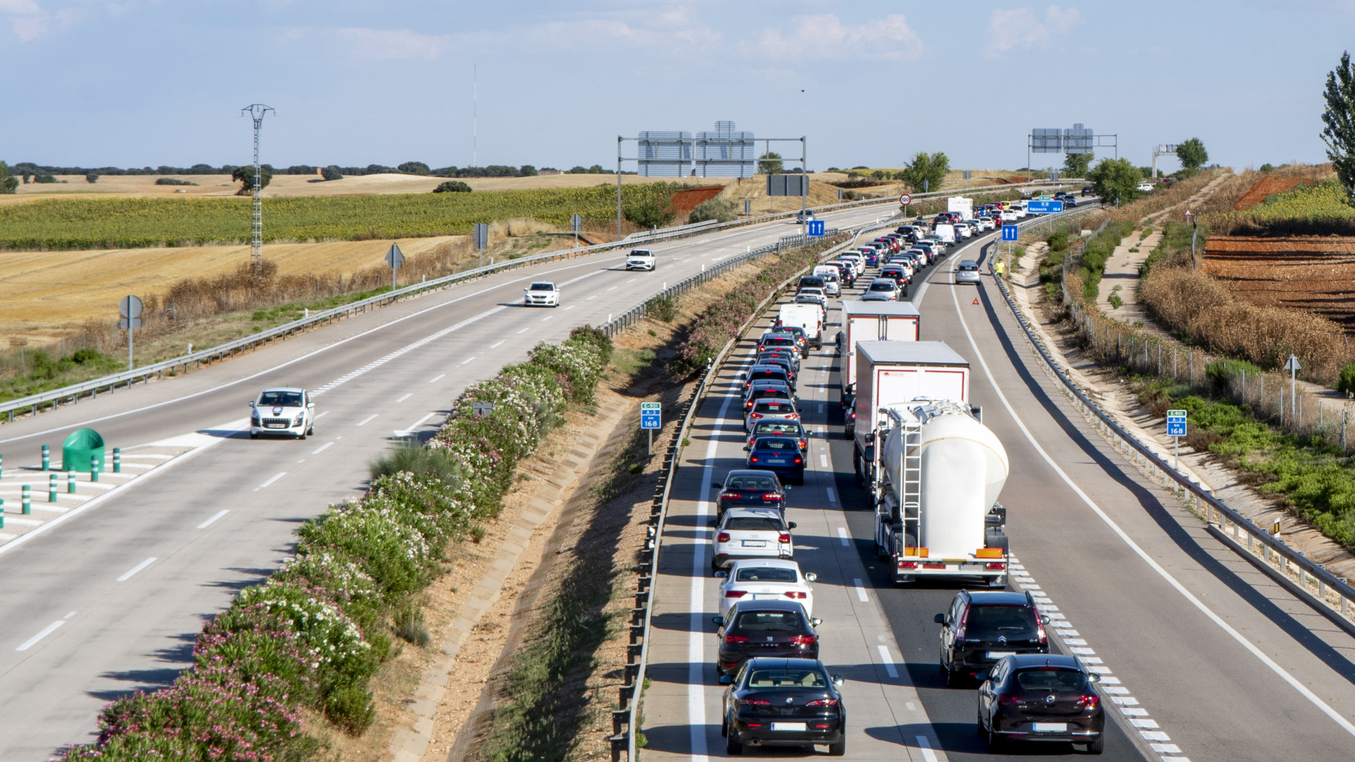 Felsővezeték-szakadás miatt rövid időre lezárták az M1-es autópályát