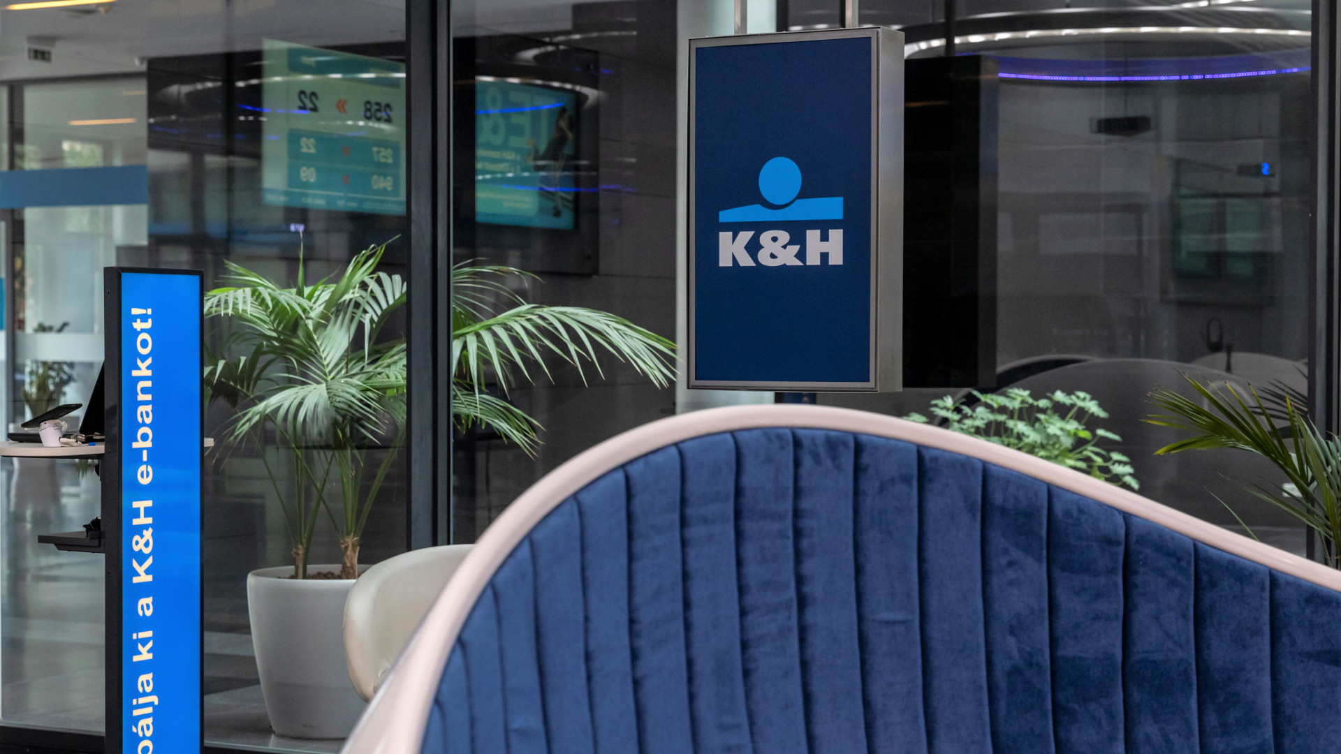 A K&H adózott eredménye ötödére esett a különadók és a kamatstop miatt