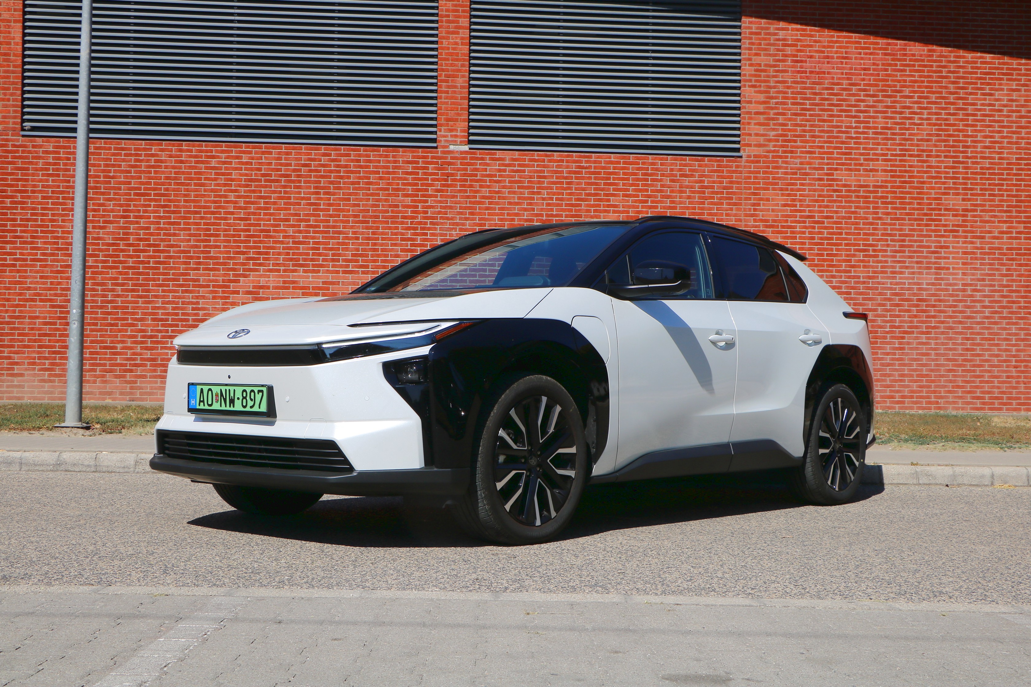 A teszt szerint a felfrissített Toyota BZ4X többet ígér elődjénél