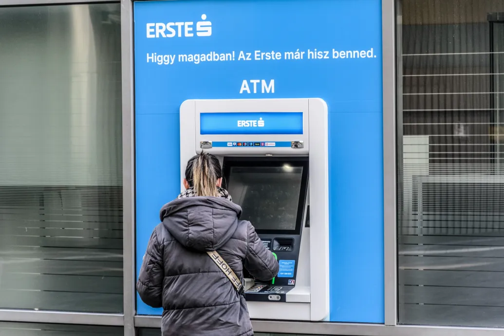 A revolutosoknak nem kell fizetniük az Erste automatáinál a készpénzfelvételért