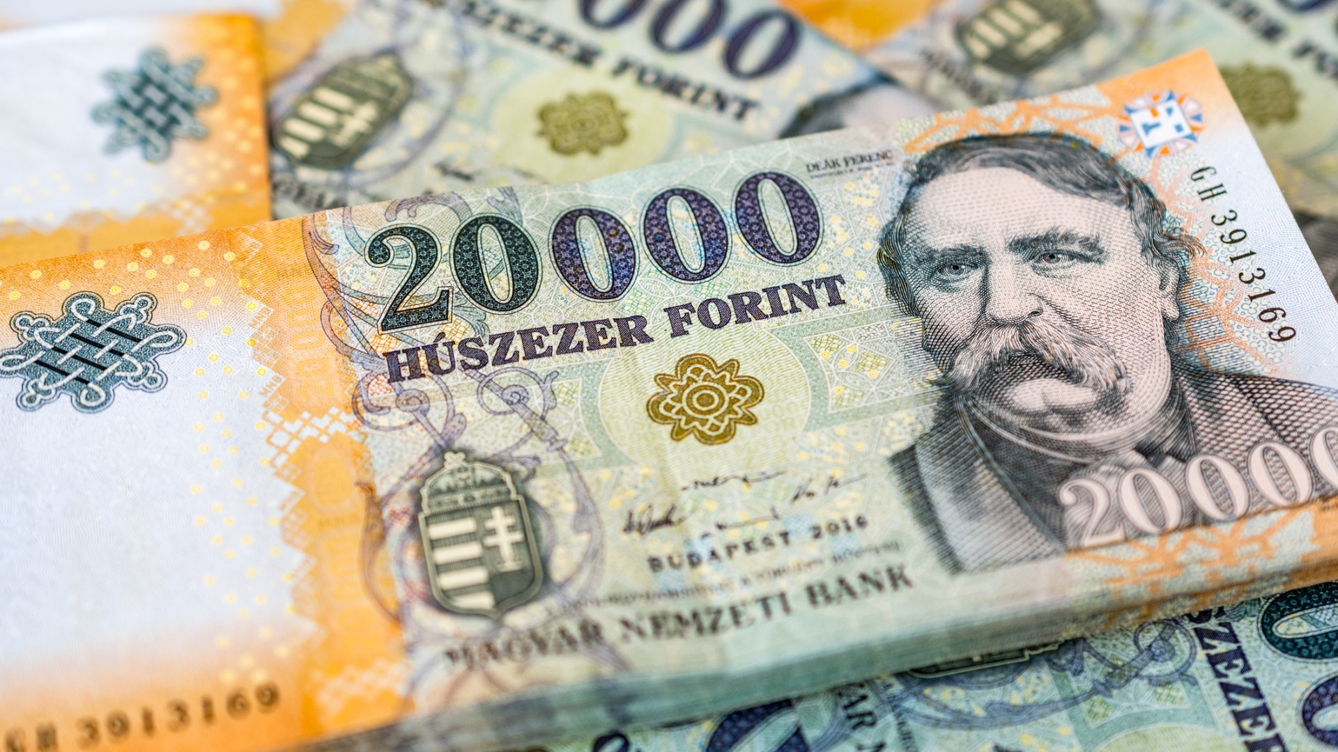 Gyengül a forint az euróval és a dollárral szemben, változatlan az alapkamat