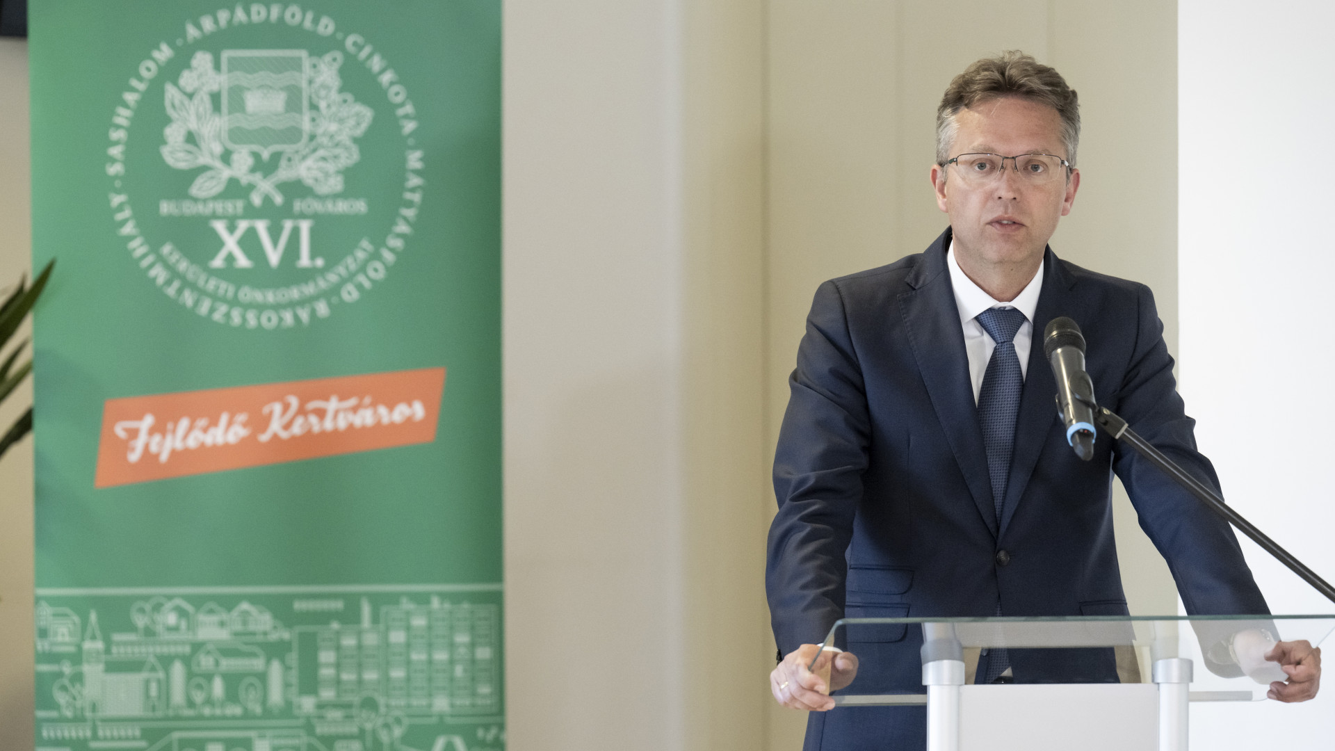 Hankó Balázs be akart vonulni az ügyészségre, de a rá váró autó továbbhajtott