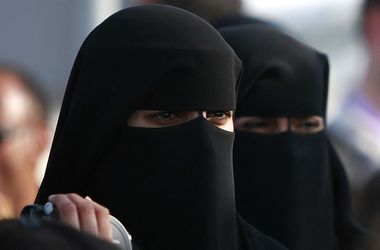Az olasz kormány 1000 eurós bírságot tervez az iskolai burka- és nikábviselésre