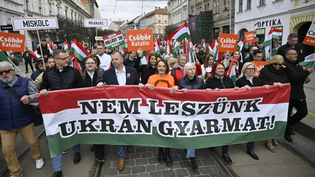 Fidesz–KDNP: félmillió forint támogatás, az egyesület 350 narancssárga dzsekit vett