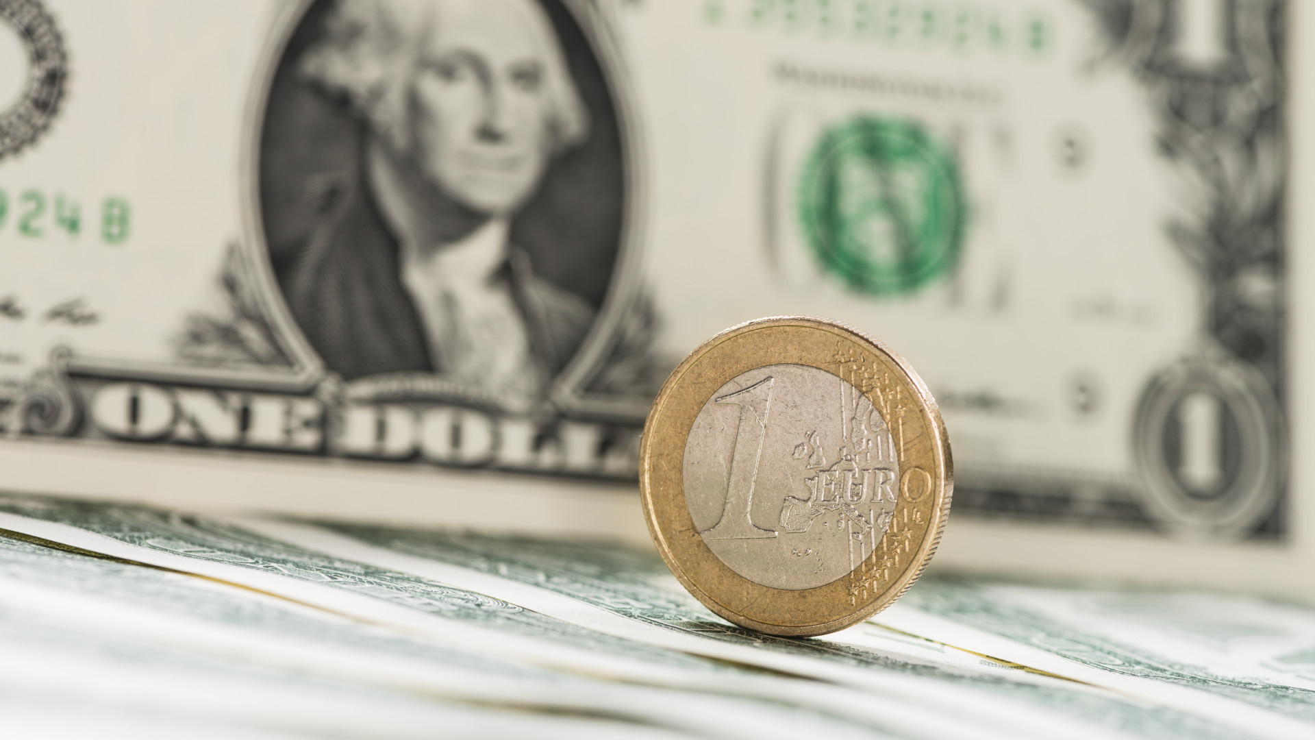 Az amerikai dollár az idei csúcs közelében jár, a forint szeptemberben gyengült