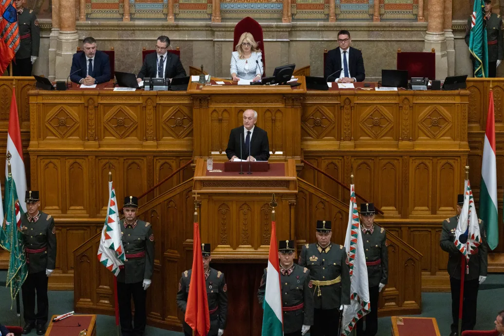 A parlament hétfőn rendkívüli ülésen szavazhat a legfőbb ügyészről