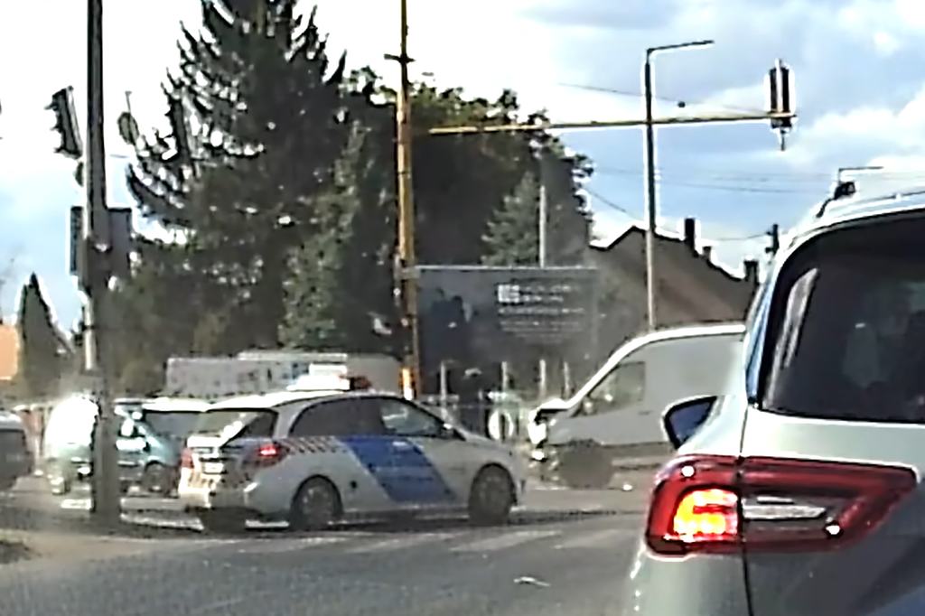Székesfehérváron videóra vették, ahogy megtorpedóztak egy szirénázó rendőrautót